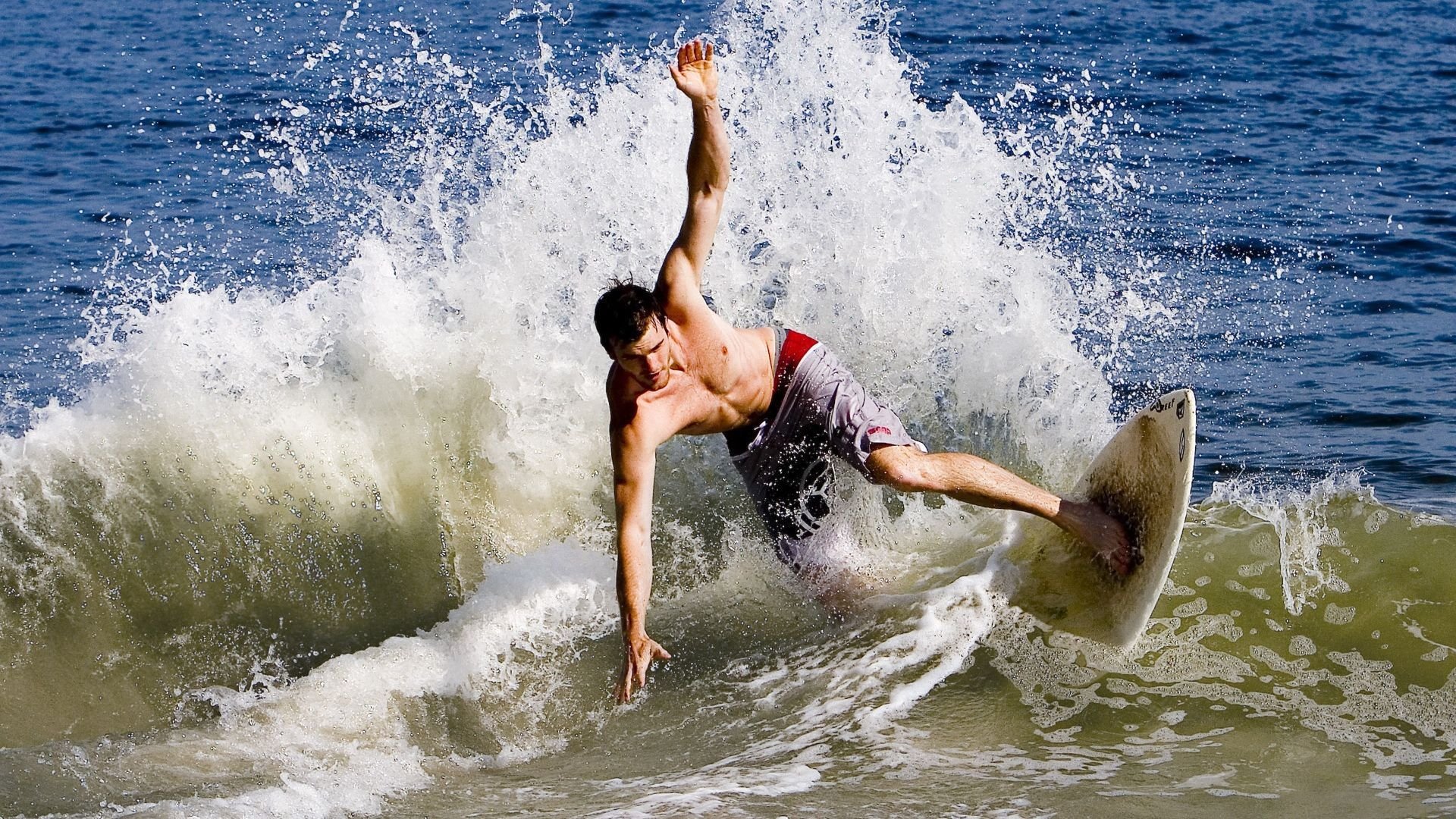 赛道与球场的交响，当F1新赛季揭幕战之夜遇见约基奇的持续杀伤力